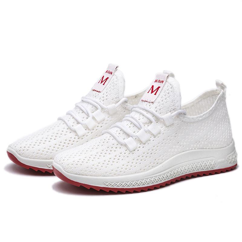 Nouvelles chaussures simples respirantes et creuses en tissu moucheté pour femmes, petites chaussures blanches et noires, chaussures de course et de marche décontractées pour femmes d'âge moyen et âgées