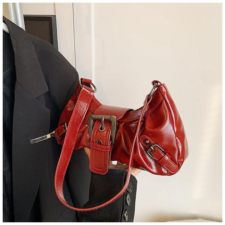 

Простая струящаяся плиссированная однотонная зимняя текстура большой емкости повседневная ПУ подмышкой одно плечо маленькая квадратная женская сумка красный