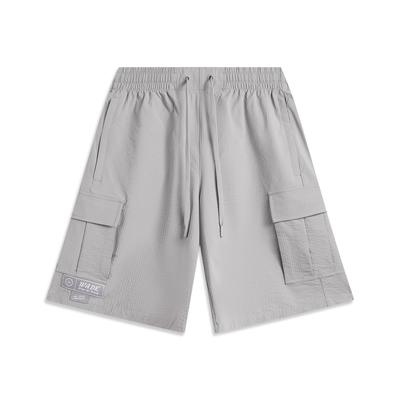 Li Ning Basketball Series Einfarbige Vielseitige Bequeme Schlichte Sportshorts Herrenshorts Geologisch-Grau AKSV019-3