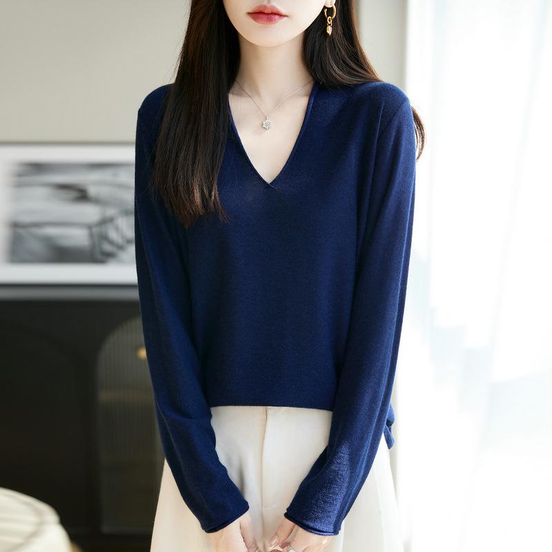 Elegant V-Neck Wool Sweater: Neck-protecting, 16-gauge Fine-spun, Long-sleeve, Versatile Base Layer for Autumn and Winter.