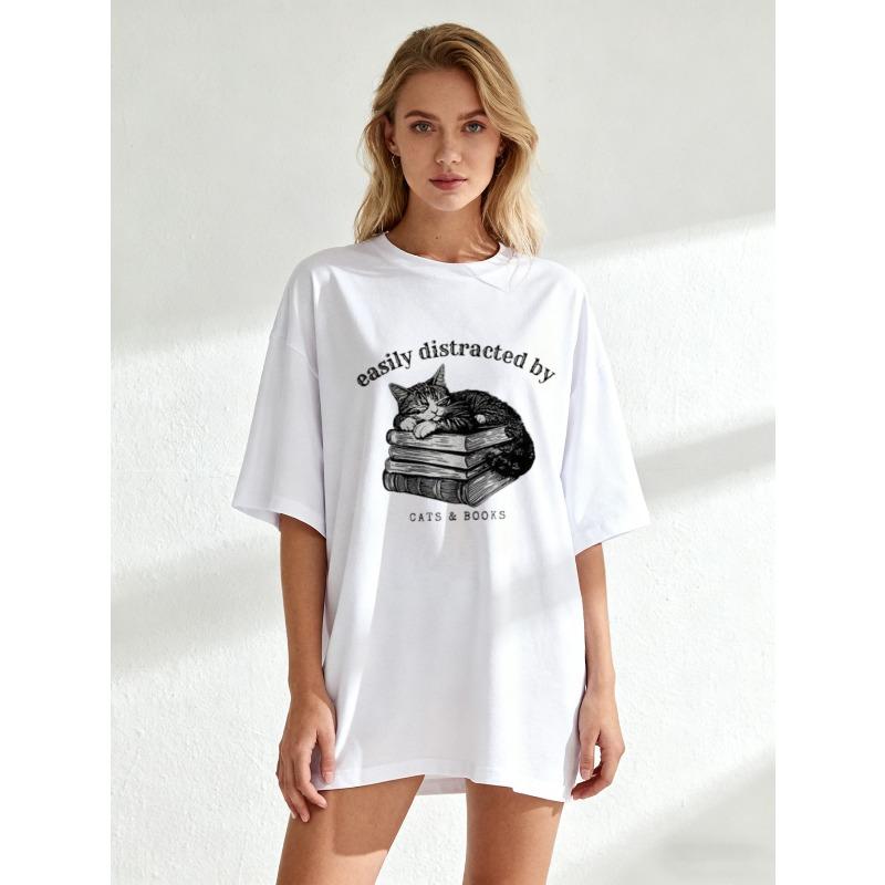 

Белая женская футболка оверсайз с коротким рукавом и принтом кота, лежащего на книгах, и надписью «easily distracted by CATS & BOOKS» («легко отвлекаюсь на КОТОВ и КНИГИ») XXXXL белый