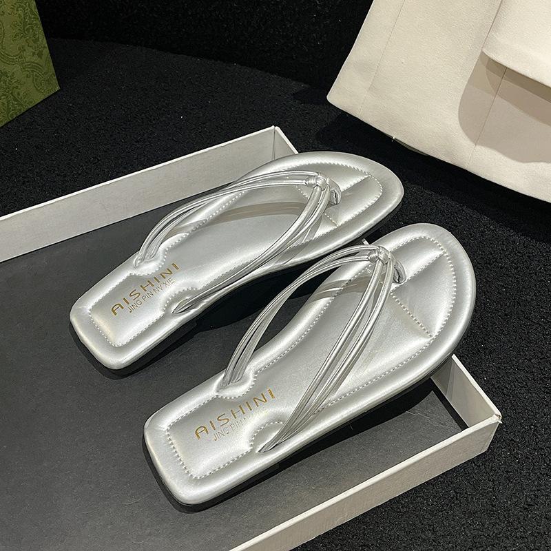 

Женские модные шлепанцы большого размера на плоской подошве с фиксацией на пальце, новые 2025, нескользящие, повседневные, легкие, пляжные сандалии 40 серебряный