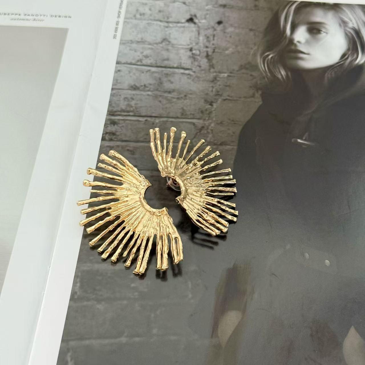 

Стильні сережки-цвяшки у формі віяла з соняшником: Європейський та Американський Транскордонний, Металевий Холодний Стиль, Високоякісний, Перебільшений Жіночий Аксесуар Особистості.