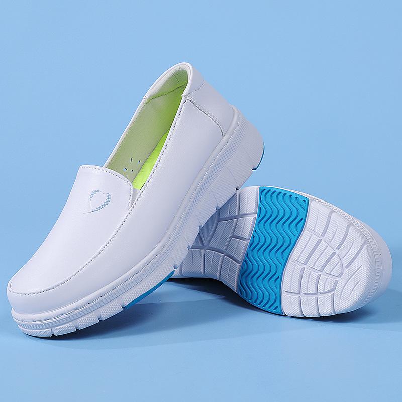 Scarpe da infermiera da donna impeccabili, suola morbida, traspiranti, antiscivolo - Calzature piatte comode per il lavoro in ospedale.