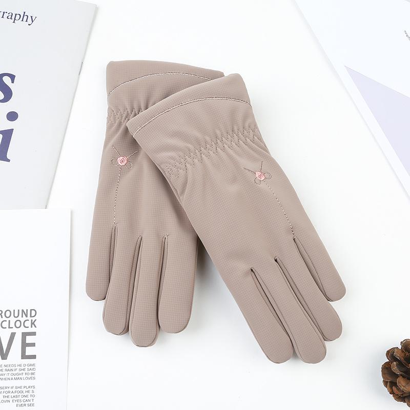 

Осенью и зимой он утеплен и утолщен для защиты от ветра.. Девочки могут кататься или ездить на улице с сенсорным экраном для предотвращения брызг воды average size