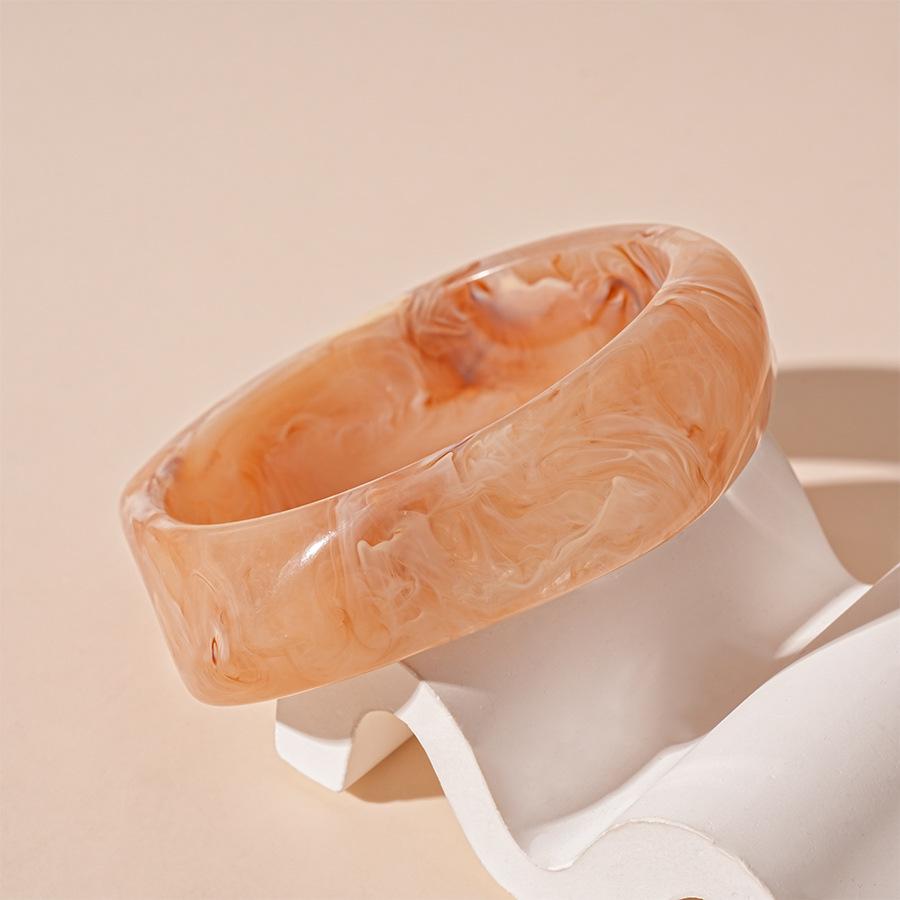 Retro European-American Large Geometric Resin Bangle - Bold, High-End Statement Jewelry for Women