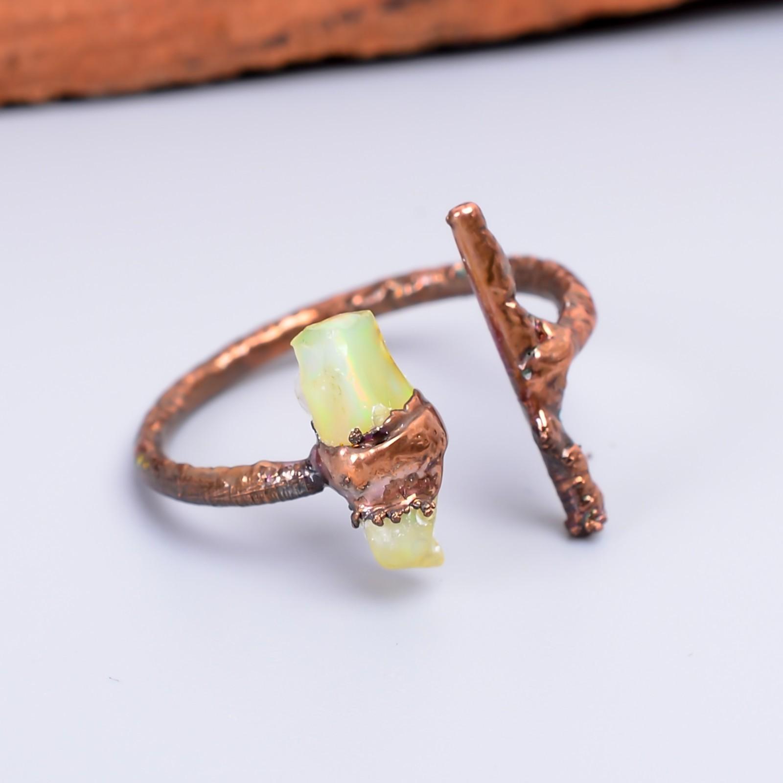 

Изысканное кольцо-обещание из меди с гальваническим покрытием, украшенное драгоценным камнем эфиопским опалом и выполненное в стиле бесконечности. Ювелирное изделие V-56