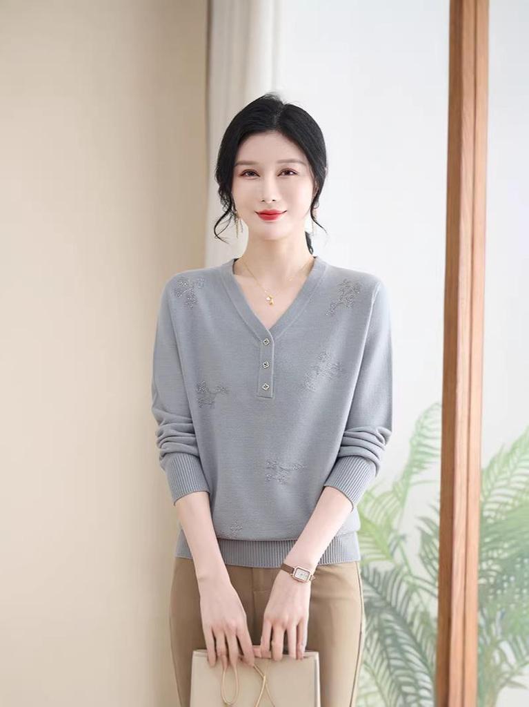 Elegant V-neck Knit Top for Middle-aged and Senior Women - Long-sleeved Autumn/Winter Sweater Base Layer.