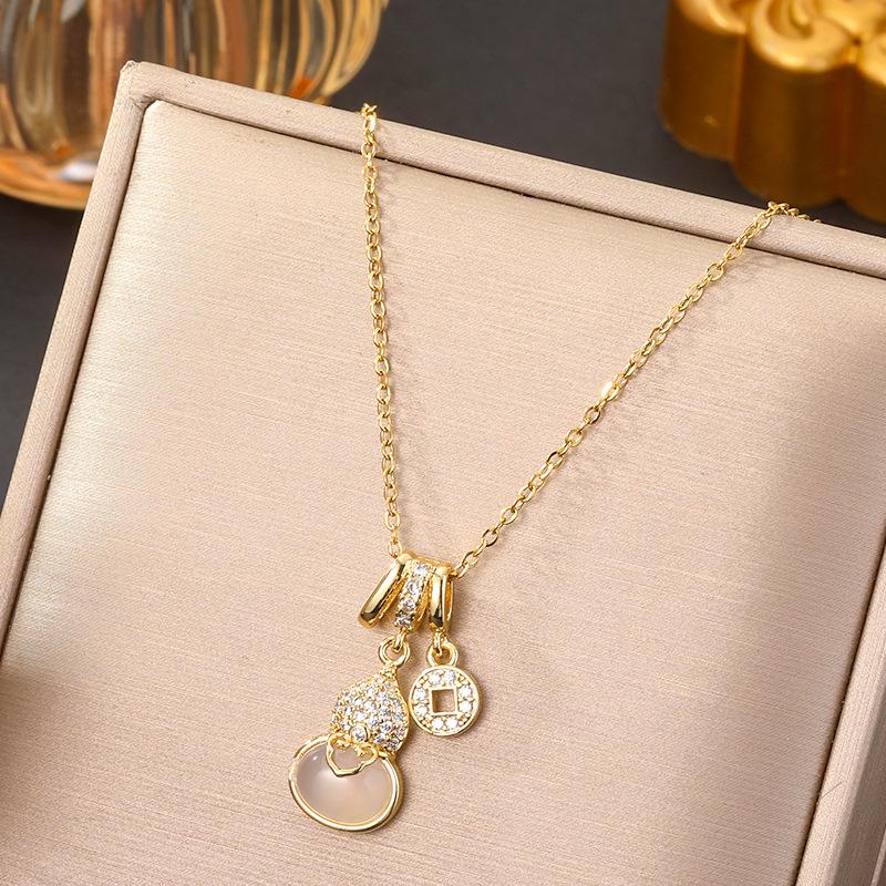 Elegante Pingente de Cabacinha com Fecho de Paz de Jade - Corrente para Clavícula em Aço Titânio no Estilo Chinês Retro