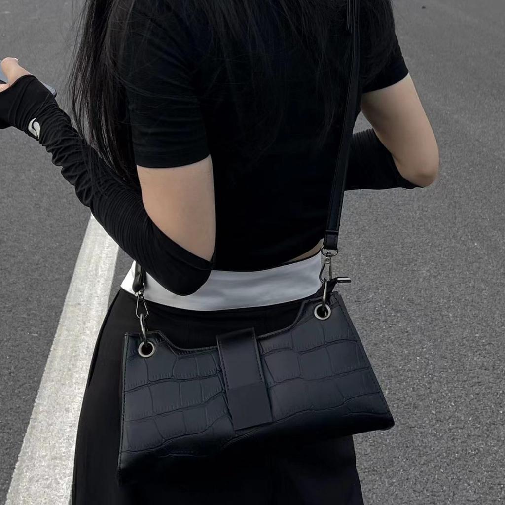 2024 new crocodile pattern retro armpit bag niche design advanced texture foreign style one shoulder baguette bag messenger bag