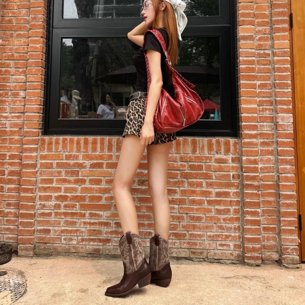 Cai Wenjing has the same pointed thick heel western cowboy boots for women in autumn and winter 2025, and retro style short boots are versatile.