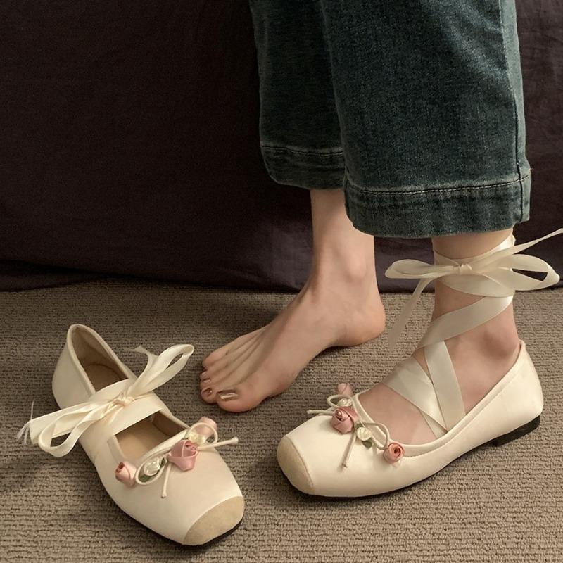 Ein neuer Stil von flachen Einzel-Schuhen mit eckiger Zehenpartie und flachem Ausschnitt