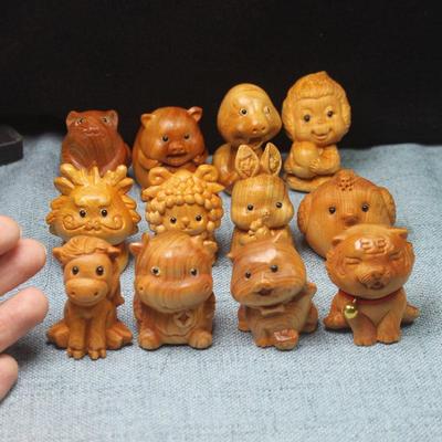 Zypressenholz Geschnitztes Tierkreiszeichen Ornament Set: Tiger, Ochse, Ratte, Hase, Drache, Schlange, Pferd, Schaf, Affe, Hahn, Hund, Schwein.