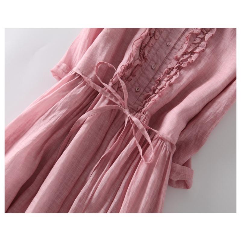 A Mid-length Dress with A Round Neck and Double LACES