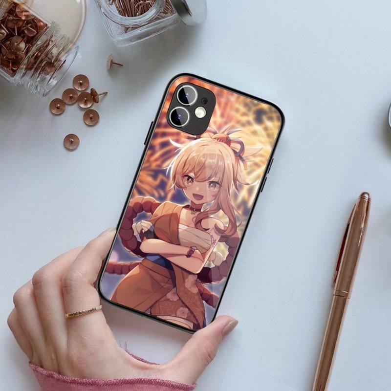 Genshin Impact Yoimiya Handyhülle für IPhone 14 13 12 11 XS X 8 7 6 Plus Mini Pro Max SE 2022 Schwarz PC TPU Glas Handyhülle