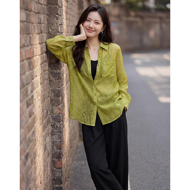 Loose shirts in early spring and summer, with a sense of luxury and a beautiful look. Wearing a trendy top