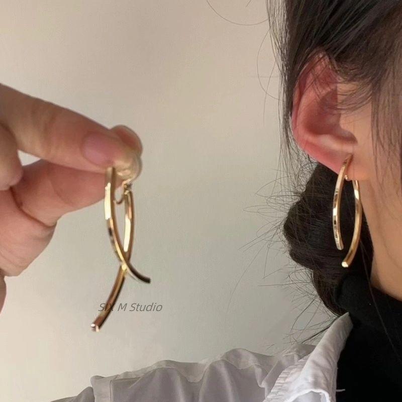 

Серьги-клипсы в форме полумесяца от комаров, непирсинг, металлические, с глянцевой поверхностью, серьги-пусеты с крестиком, простые и элегантные серьги, серебряная игла Golden spring mosquito coil ear clip cushion