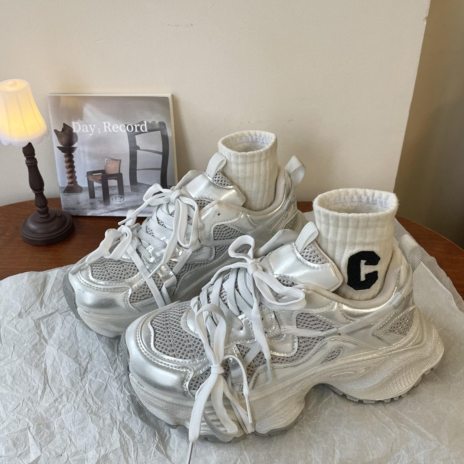 

Ретро популярные папины кроссовки женские 2025 новые модели показывают ноги маленькими дышащие круглый носок легкая толстая подошва грязные кроссовки 40 серебряный