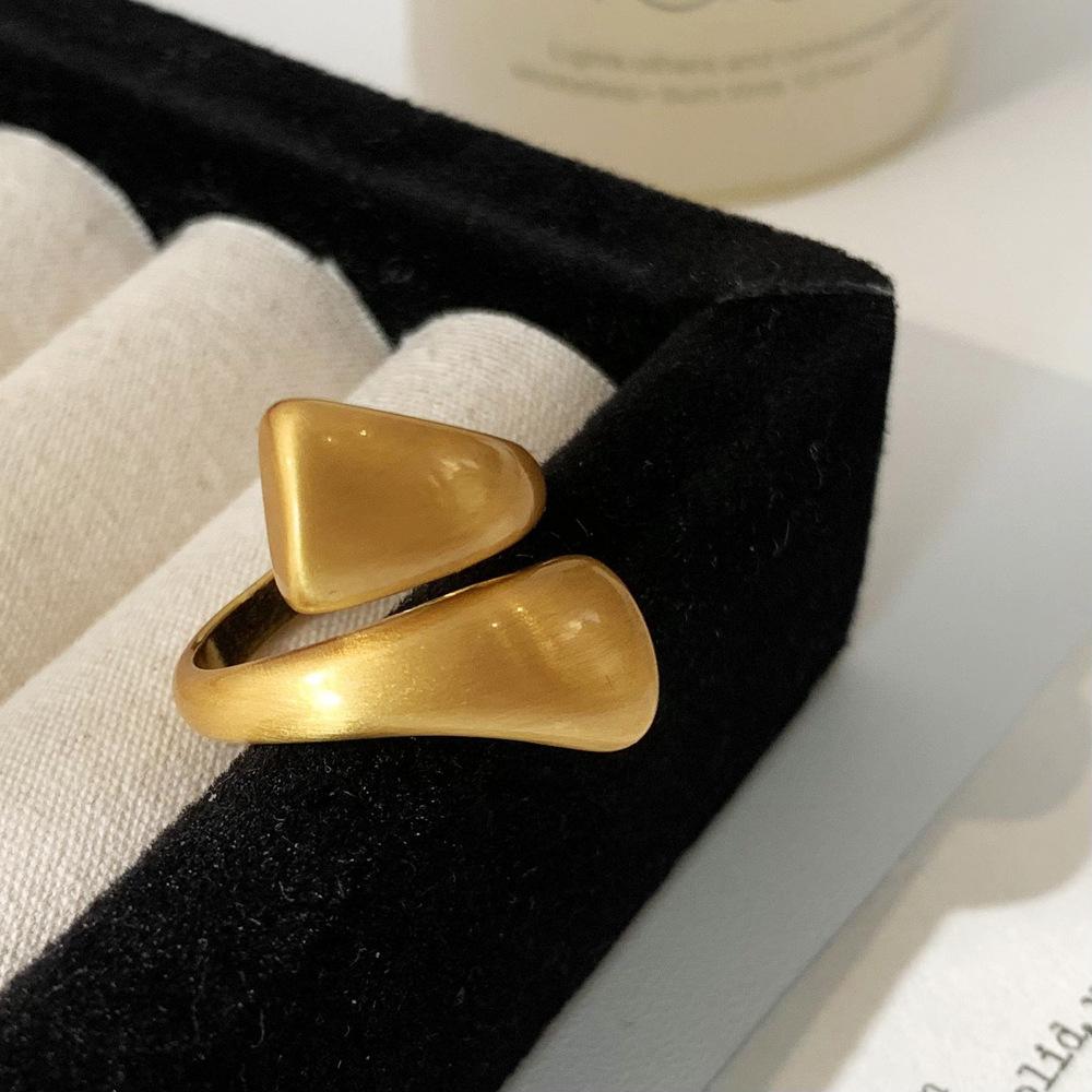 

Европейский и американский стиль Уникальный модный нишевый дизайн Матовое кольцо-светильник Роскошный элегантный Высококлассный универсальный Ювелирные изделия с медным золотым покрытием Adjustable Ring золотой