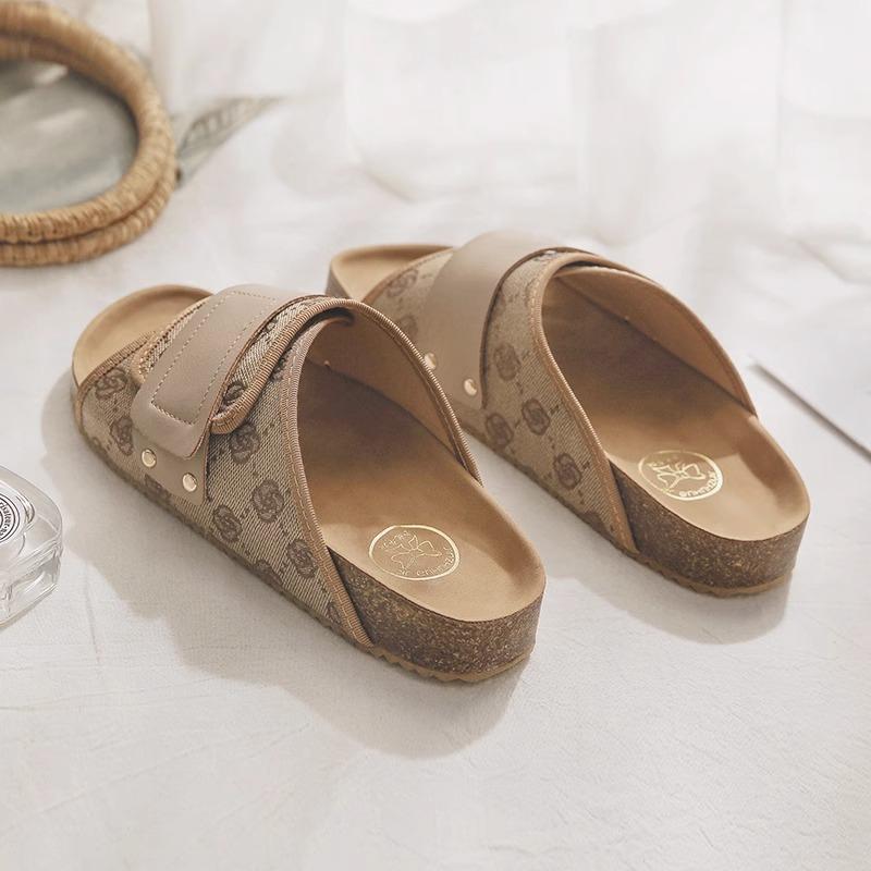 Fashion Thick-soled French Flip-flops That Look Extremely Nice When Going Out, The 2025 New Style of Women's Shoes for Summer Wear