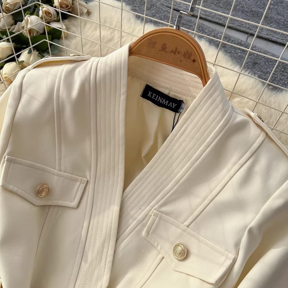 Französisches High-End Society-Set: Blazer mit Bindegürtel & Pailletten-Netzrock