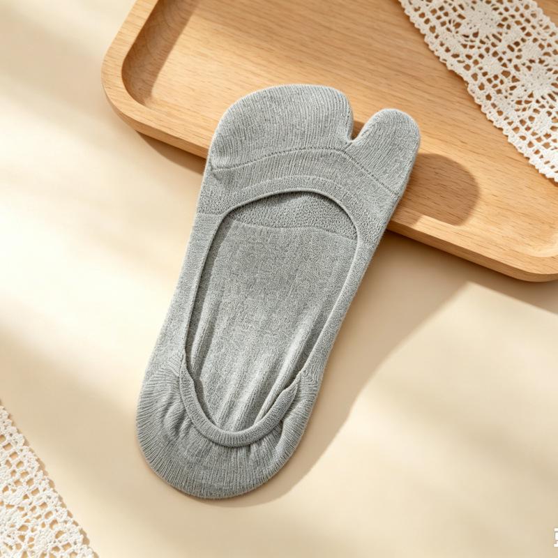 Women's Ice Silk Two-Toe Invisible Socks: Non-Slip, Breathable, Sweat-Absorbing, Summer Low-Cut, Toe-Separating Short Socks.