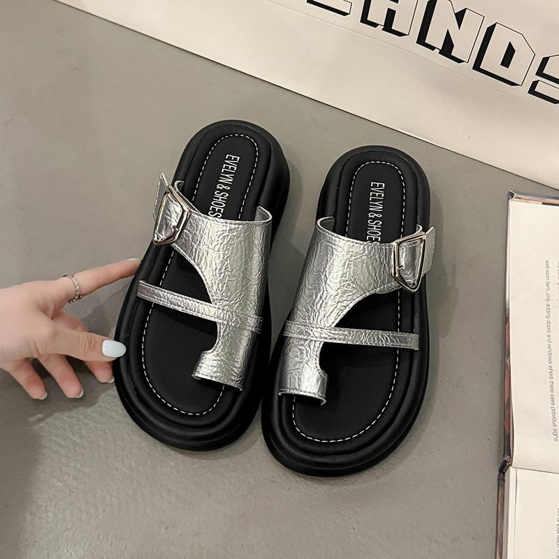 

Премиальный набор шлепанцев с перегородкой для пальцев для женской летней уличной одежды, новые нишевые сандалии на плоской подошве с мягкой подошвой для пляжа 40 серебряный