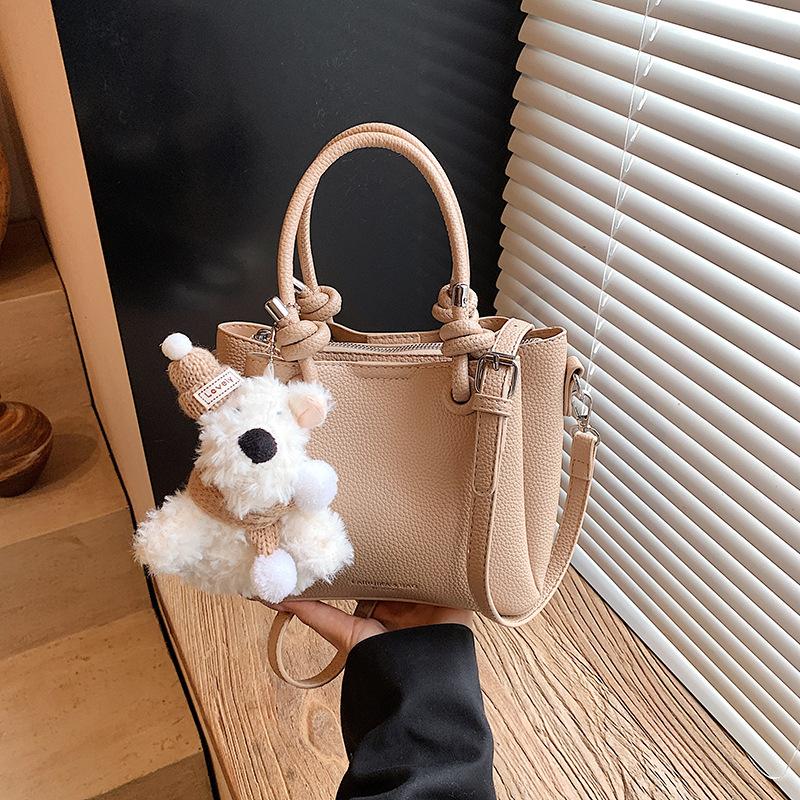 Retro large-capacity high-quality textured handbag, new autumn and winter shoulder messenger bag, versatile bucket bag.