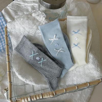 Thin Ballet Style Socks With Solid Color Buttons And Bows Tied With Gray Mid-Tube Piles Of Socks