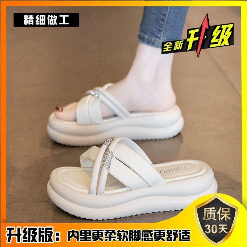 

Крутые тапочки, женская летняя одежда 2025 года, новые мягкие нескользящие однотонные пляжные сандалии высокого качества со стразами на толстой подошве 35