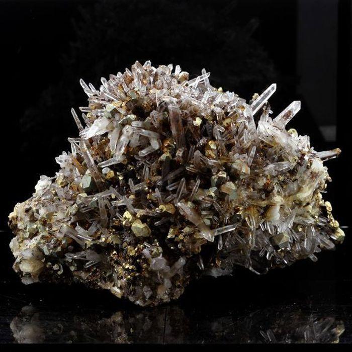 Pierres et Minéraux. Siderite, Quartz, Pyrite. 6057.0 ct (1.2 kg). Saint-Pierre-de-Mésage, Vizille, France.