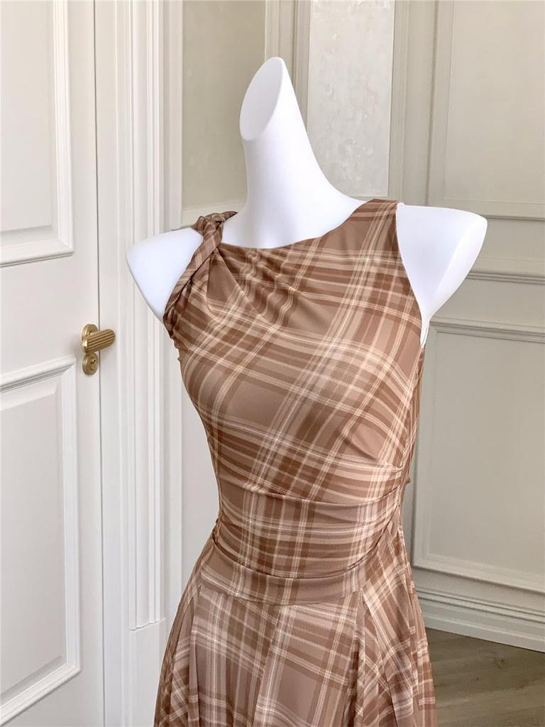 French Retro Sleeveless Plaid Maxi Dress - Elegant Design with Unique Waist-Cinching Style.