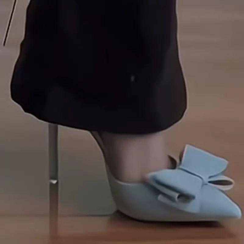 

Small fragrant style high heels summer pointed head thin heel black temperament socialite French small sandals 40