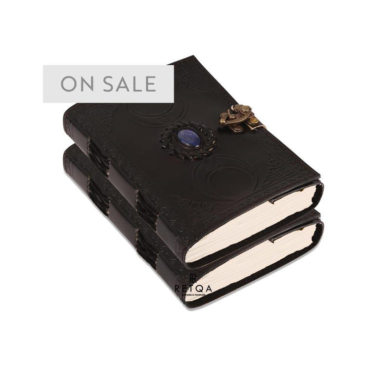 

Набор из 2 блокнотов ручной работы из черной кожи – Дизайн «Фазы Луны» с лазуритом – Книга заклинаний, Гримуар, Книга теней, Журнал ведьмы 7 x 5 in