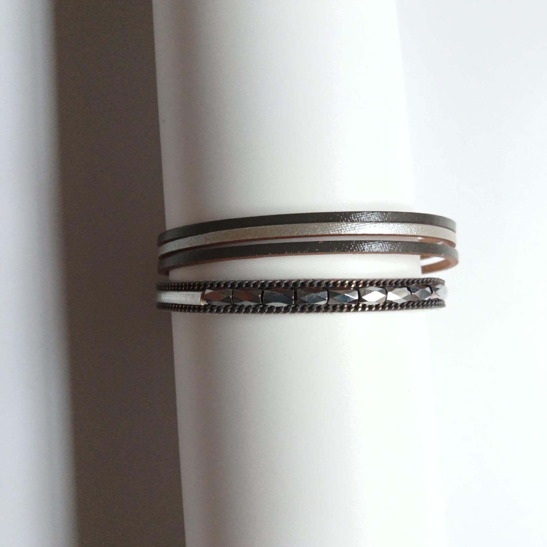 Bohemian Multi-Layer Leather Bracelet with Magnetic Clasp and Handmade Metal Beads серый