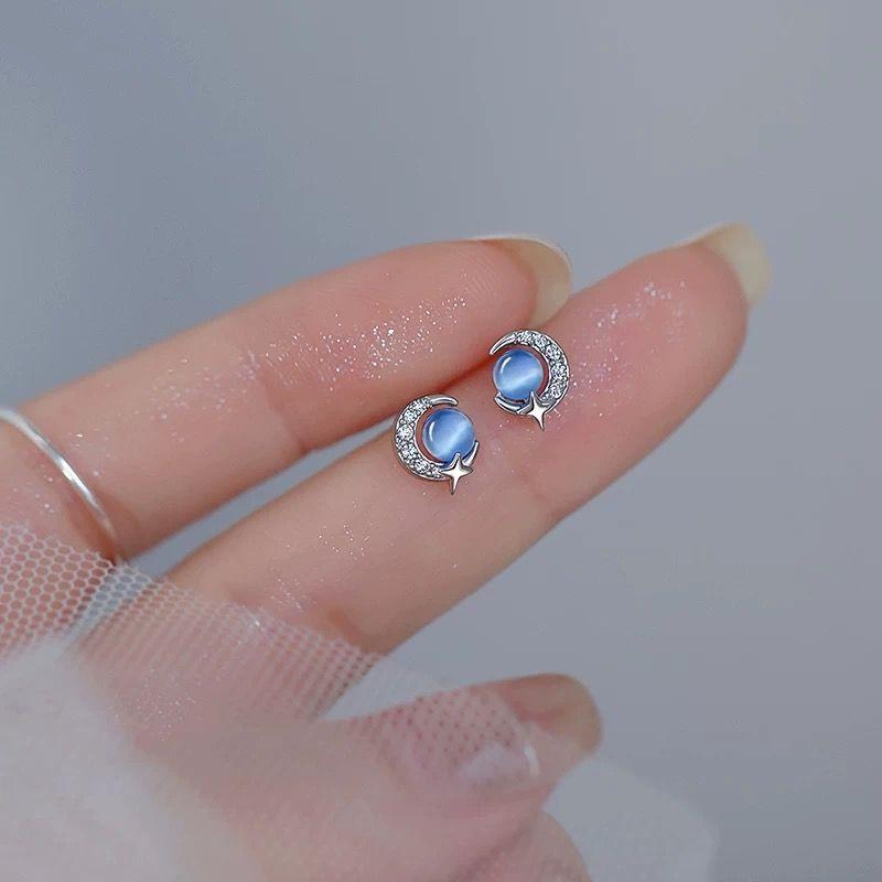 

Studs S999 Sterling Silver Opal Niche Style Classy Earrings Internet Celebrity Sense New Arrival Female Accessible Luxury Ear Exquisite and Versatile A pair of star and moon earrings