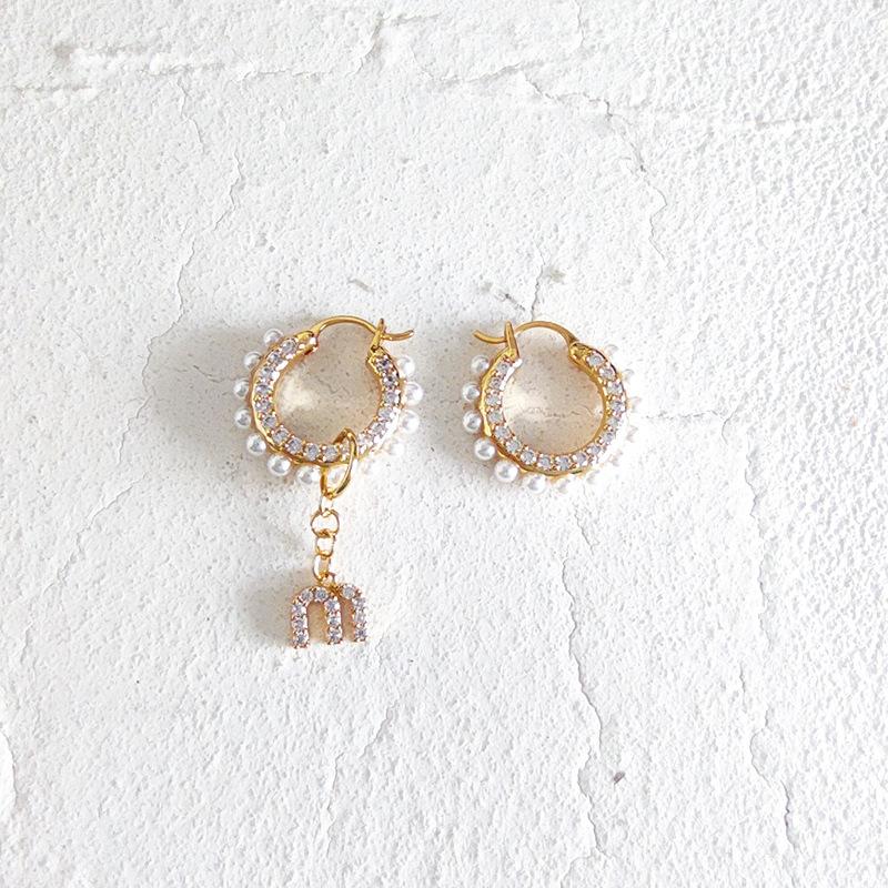 

Pearl earrings women s cold wind metal earrings temperament personality niche design sense zircon earrings золотой