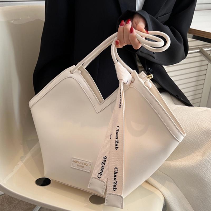 IELGY trendy fashion drawstring heart shaped large capacity shoulder bag for women