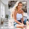 Hisun Blechschild HD Metall Wandkunst Wunderschöne Blonde Frau im Sexy Weiß Gerippten Trägertop Distressed Jeansshorts Sitzt am Sandstrand in der Nähe von Rost