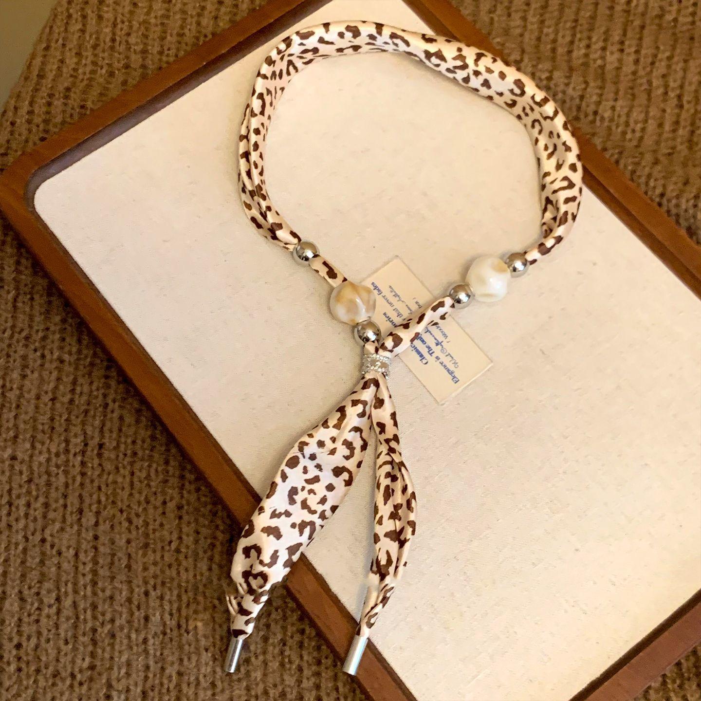 

Винтажное ожерелье-шарф из шелка с леопардовым принтом и бисером, женский нишевый дизайн, цепочка для свитера, темпераментная универсальная шейная цепочка, аксессуары 2025 новинка light leopard print fabric necklace