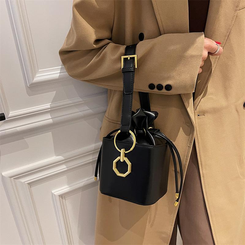 Bag Women's 22 Autumn and Winter New Niche Design Portable Drawstring Bucket Bag Retro Shoulder Crossbody Bag