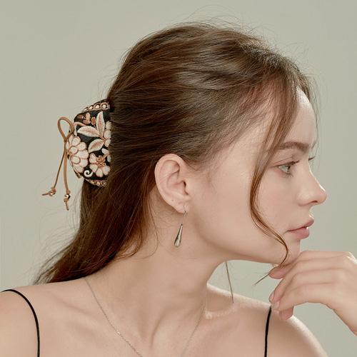 Besty Adelaine Ribbon Hair Clip