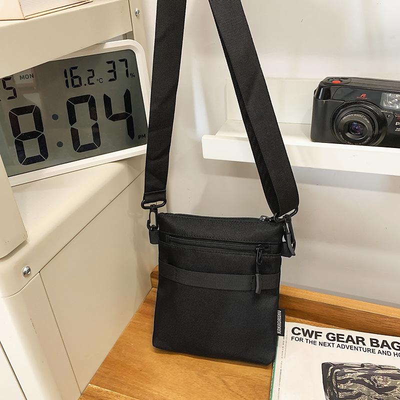 Japan and South Korea fashion new simple literary and artistic fan shoulder messenger bag 2025 commuter sports niche leisure small square bag