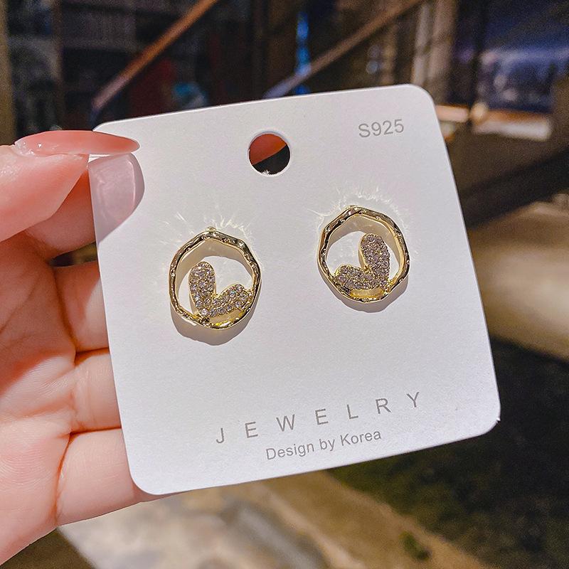 French elegance, high-end pearl super fairy stud earrings, personalized design, niche temperament, versatile and sweet earrings.