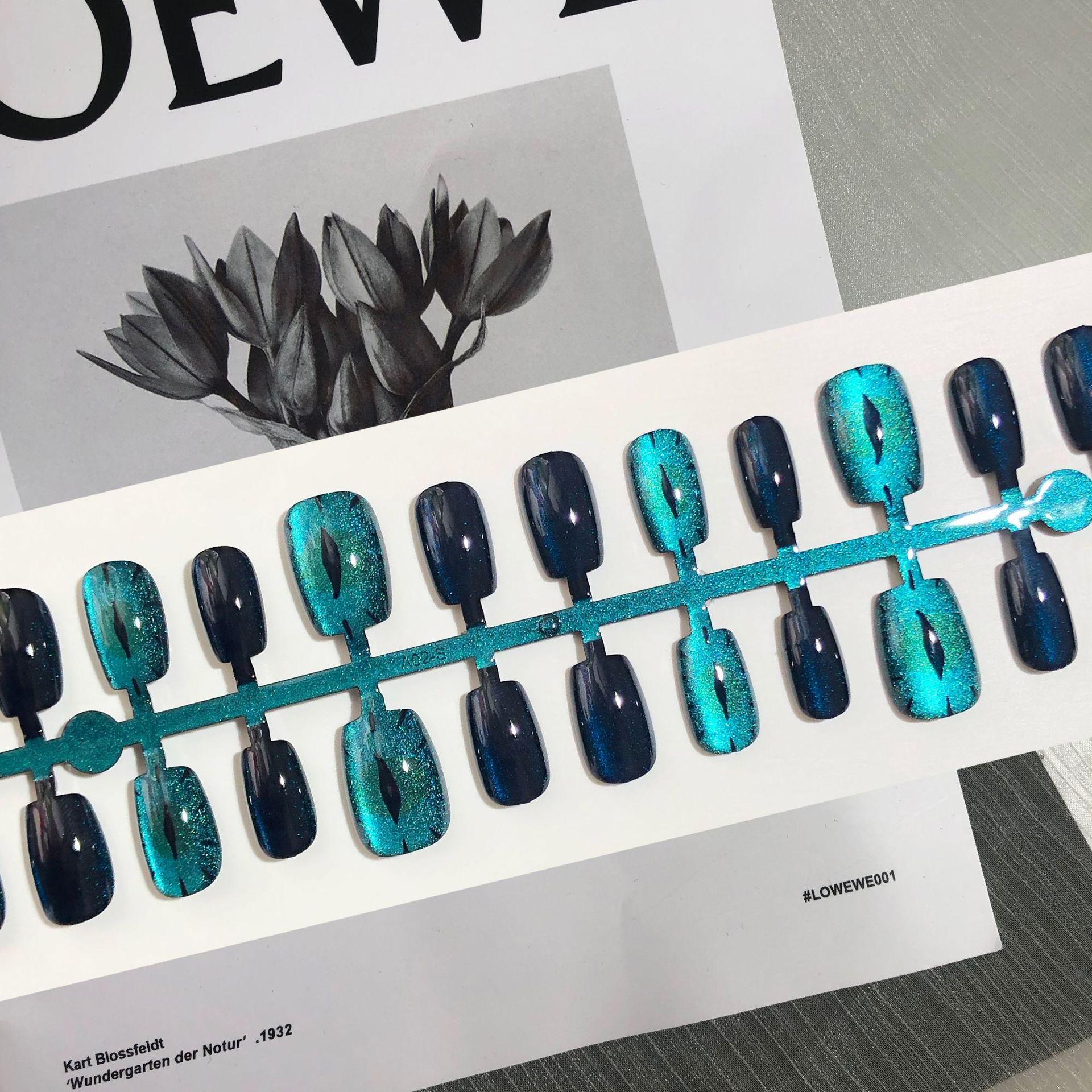 

Красный глаз дьявола Серебряные зеркальные накладные ногти, Длинные, 30 шт.