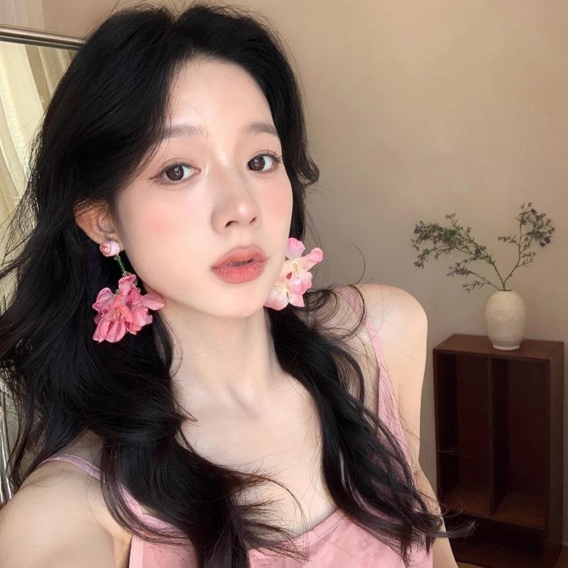 Holiday-style Sweet Flower Earrings for Women, A Small and Unique Design with Beaded Ear Studs, Beach-style Earrings