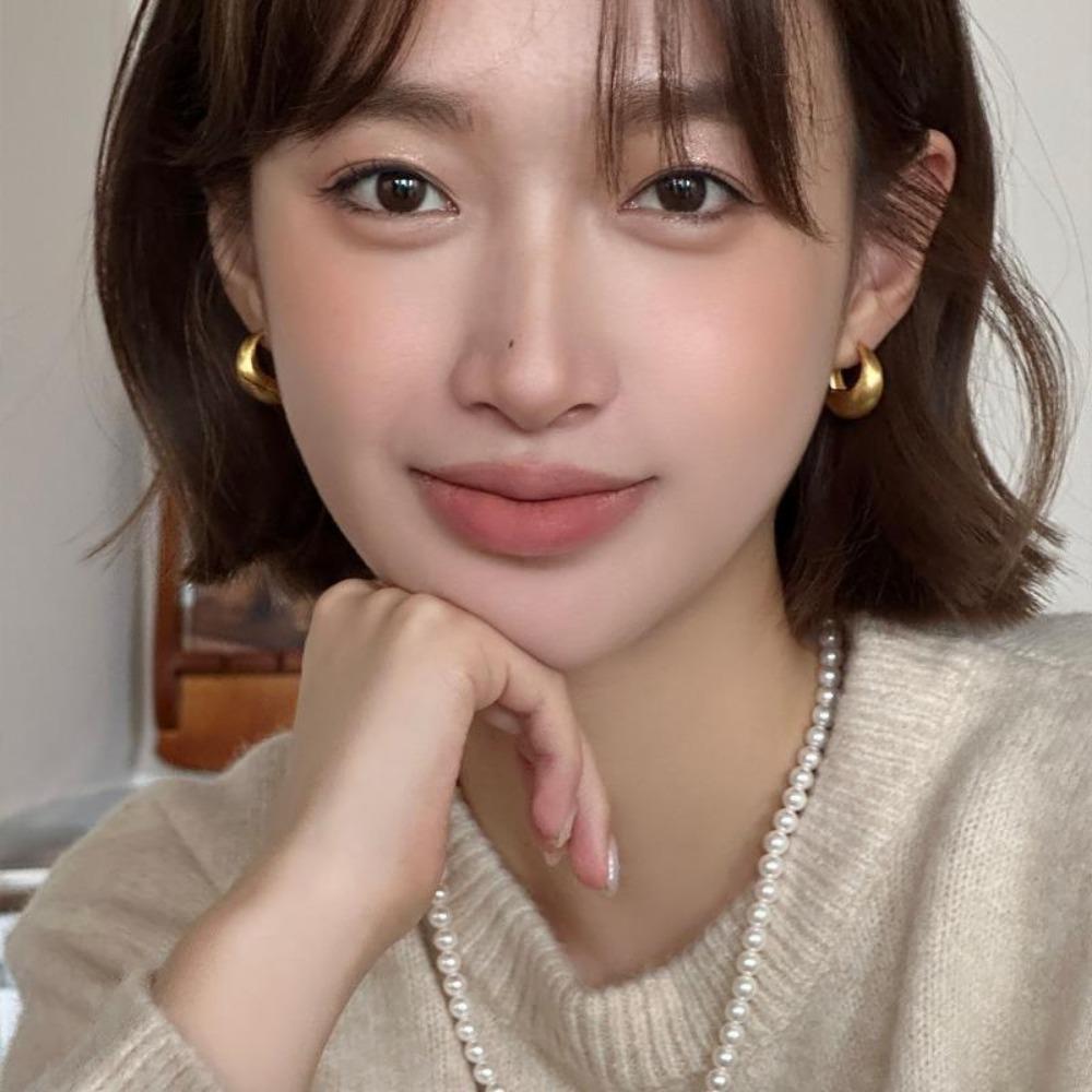 1ПАРА Матовые простые серьги-кольца женские нишевые высококачественные серьги с эффектом — фото 3