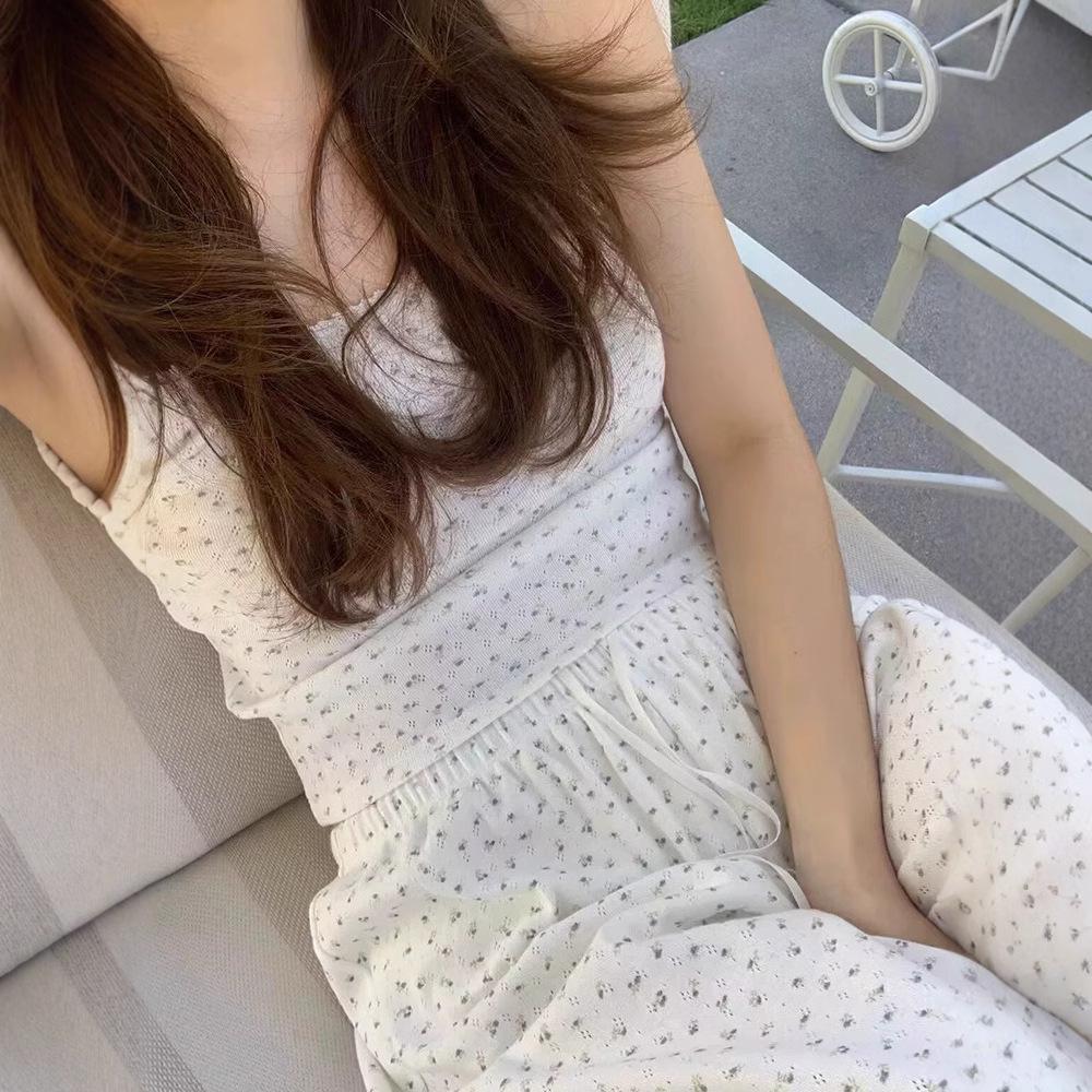 

Korean Style Floral Two-Piece Set: Summer 2025 Women s Slimming Camisole & Elastic Waist Casual Pants One Size