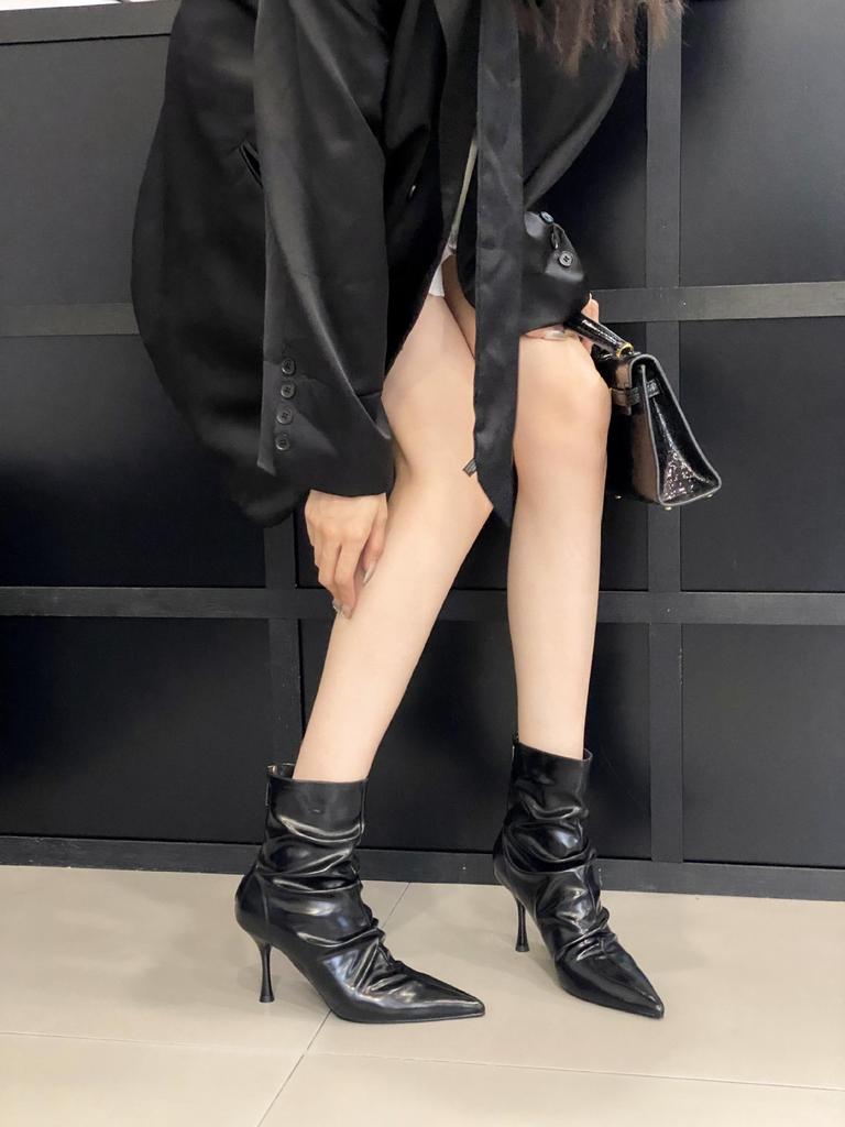 In the autumn and winter of 2025, the new pointed-toed thin-heeled pleated women's boots are fashionable and thin soft leather zipper high-heeled