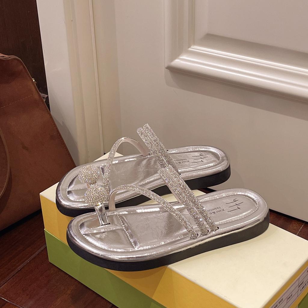 Flat-bottomed cool slippers women's summer wear 2025 new rhinestone fairy wind soft bottom non-slip toe beach one-word drag